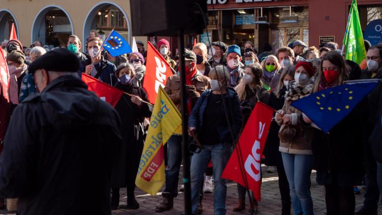 Foto von einer parteiübergreifenden Mahnwache gegen den Ukraine-Krieg