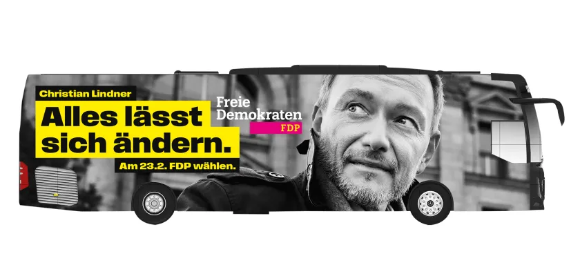 Bus mit Christian Lindner bedruckt